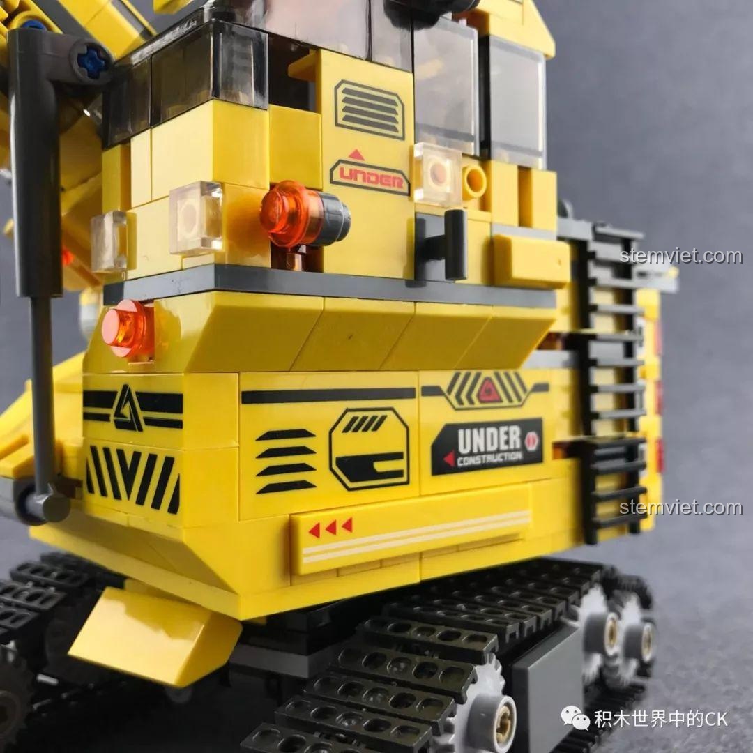 Cận cảnh chi tiết phần động cơ và ống xả phía sau xe xúc đào.