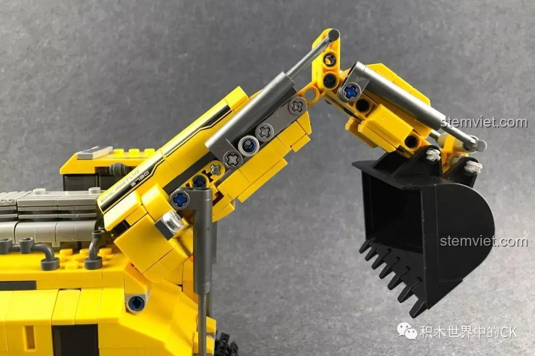 Bộ đôi hoàn hảo: Máy Xúc Cỡ Lớn và xe tải phụ, tất cả đều được lắp từ bộ Xingbao XB-13002.