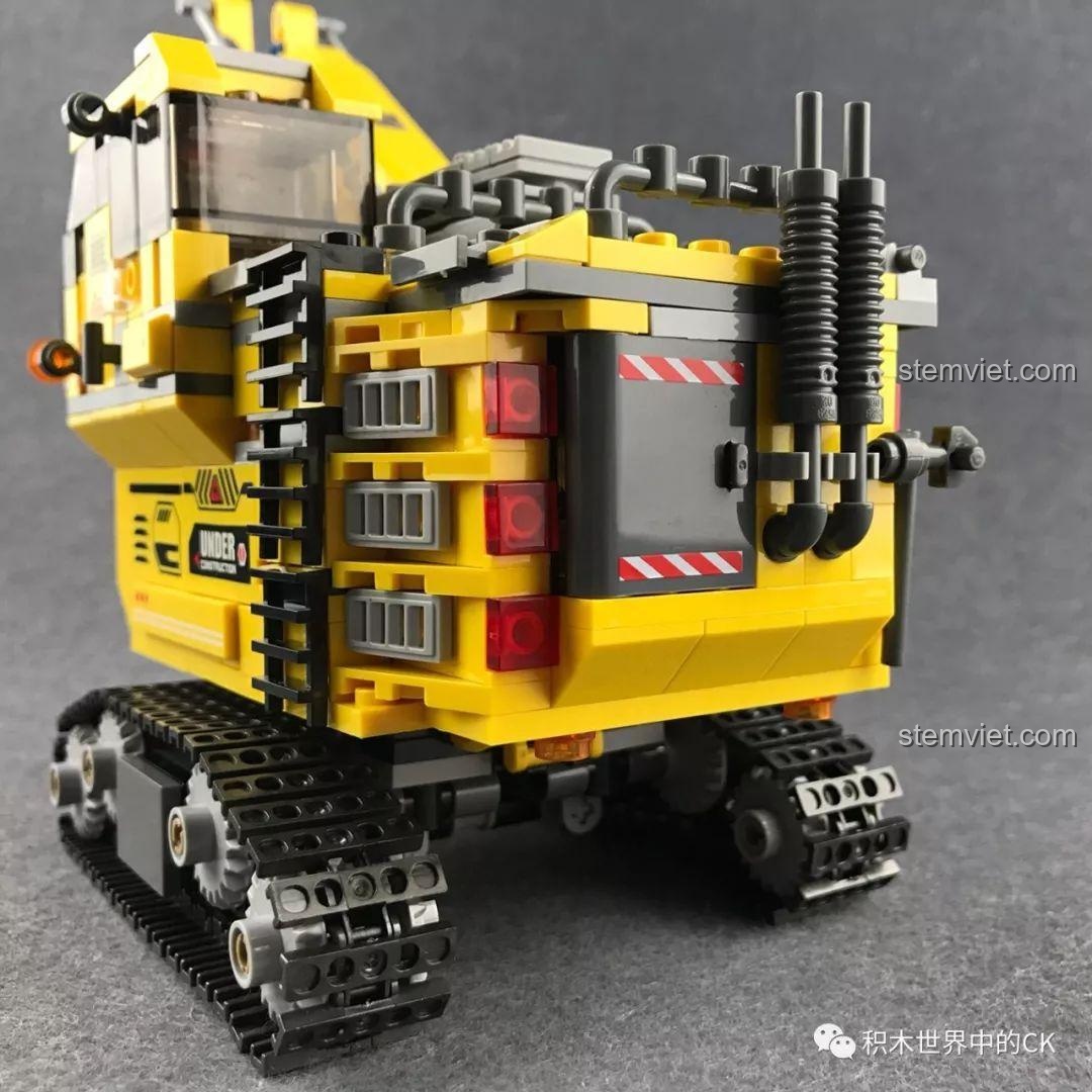 Chi tiết phần đuôi máy xúc Xingbao XB-13002 với cửa và đèn cảnh báo.