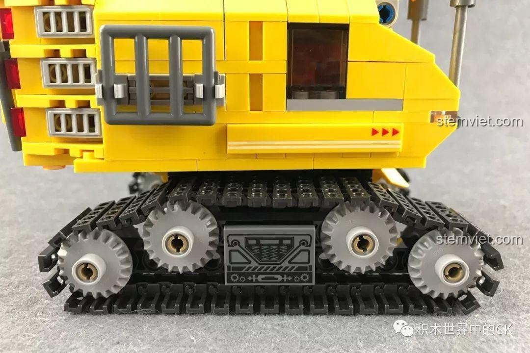 Cận cảnh chi tiết mặt sau và ống xả của Máy xúc khổng lồ Xingbao XB-13002.