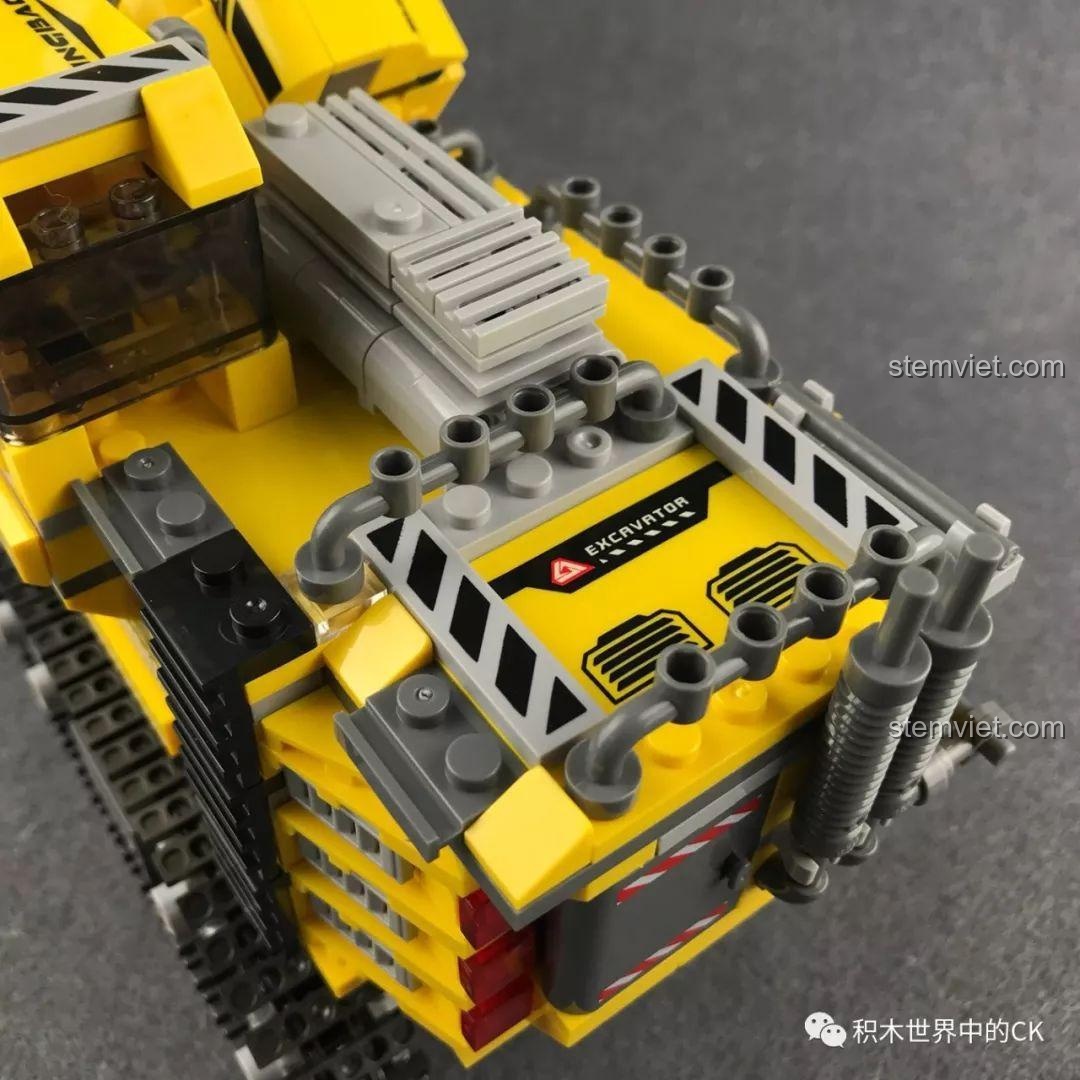 Cận cảnh chi tiết in trên thân Máy xúc khổng lồ Xingbao XB-13002, với logo 'UNDER CONSTRUCTION'.