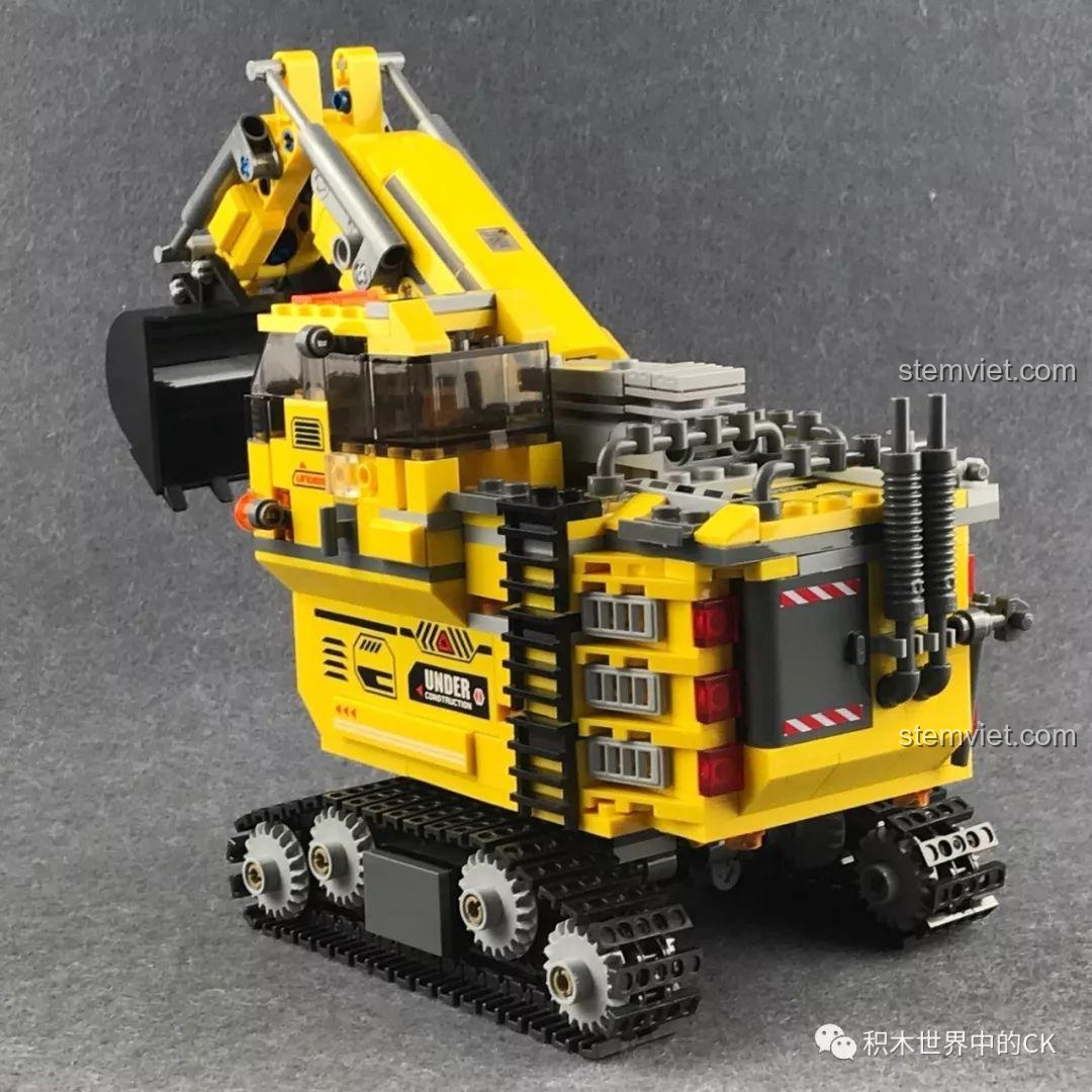 Góc nhìn từ trên cao của xe tải phụ trong bộ đồ chơi Xingbao XB-13002, thể hiện cấu trúc độc đáo.