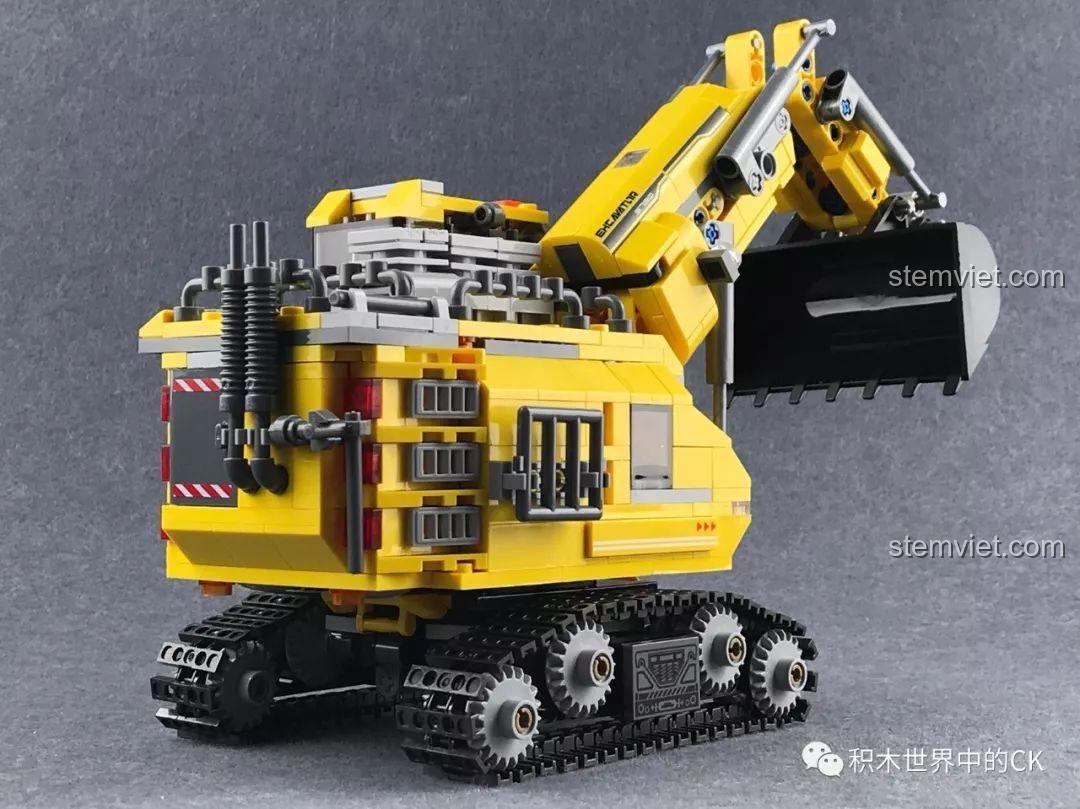 Một góc nhìn khác của xe tải phụ, làm nổi bật các chi tiết màu vàng và xám của bộ đồ chơi.