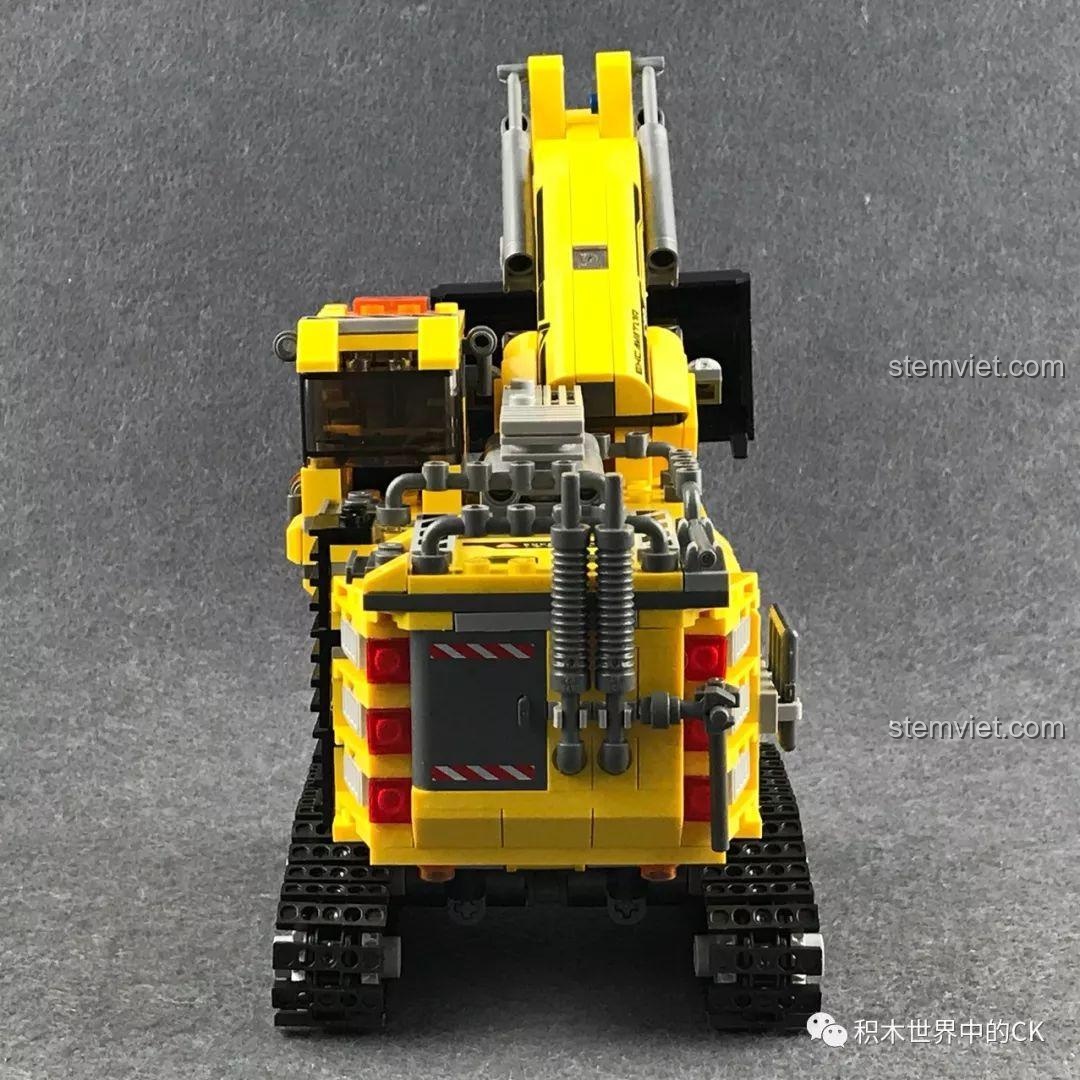 Mặt sau của xe tải phụ trong bộ Xingbao XB-13002, với các chi tiết cơ khí.