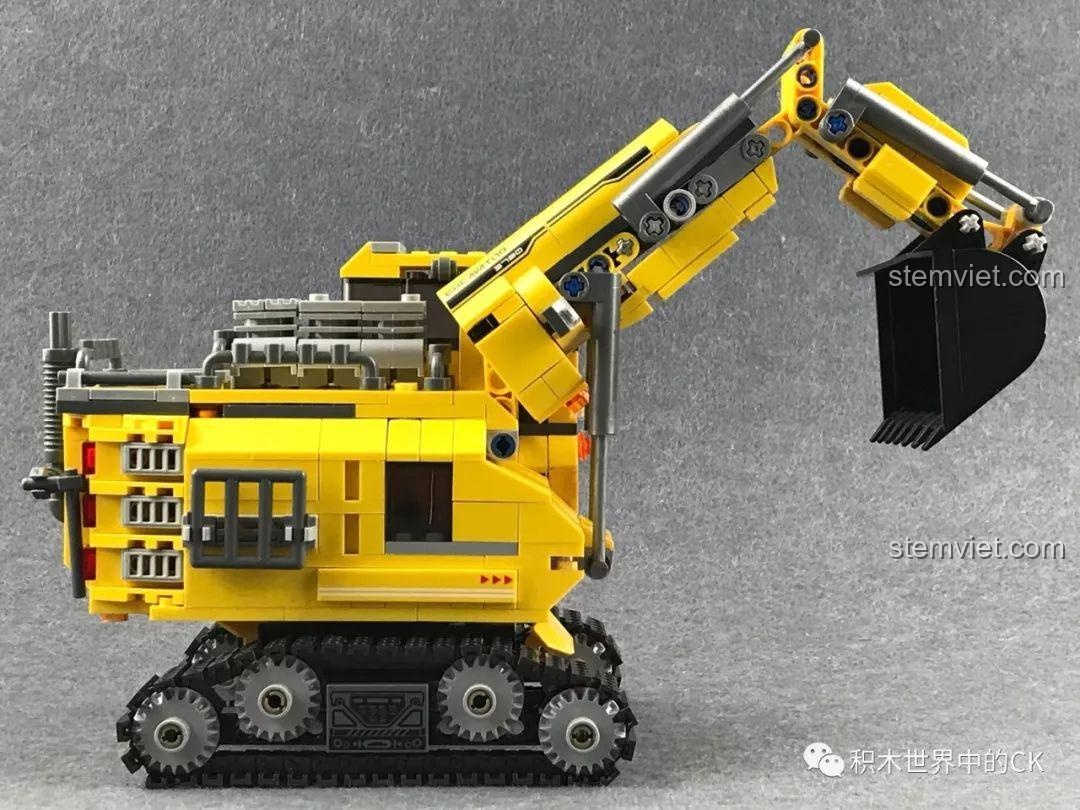 Góc nhìn từ bên hông khác của máy xúc khổng lồ Xingbao XB-13002, tay cần đang ở vị trí thấp.