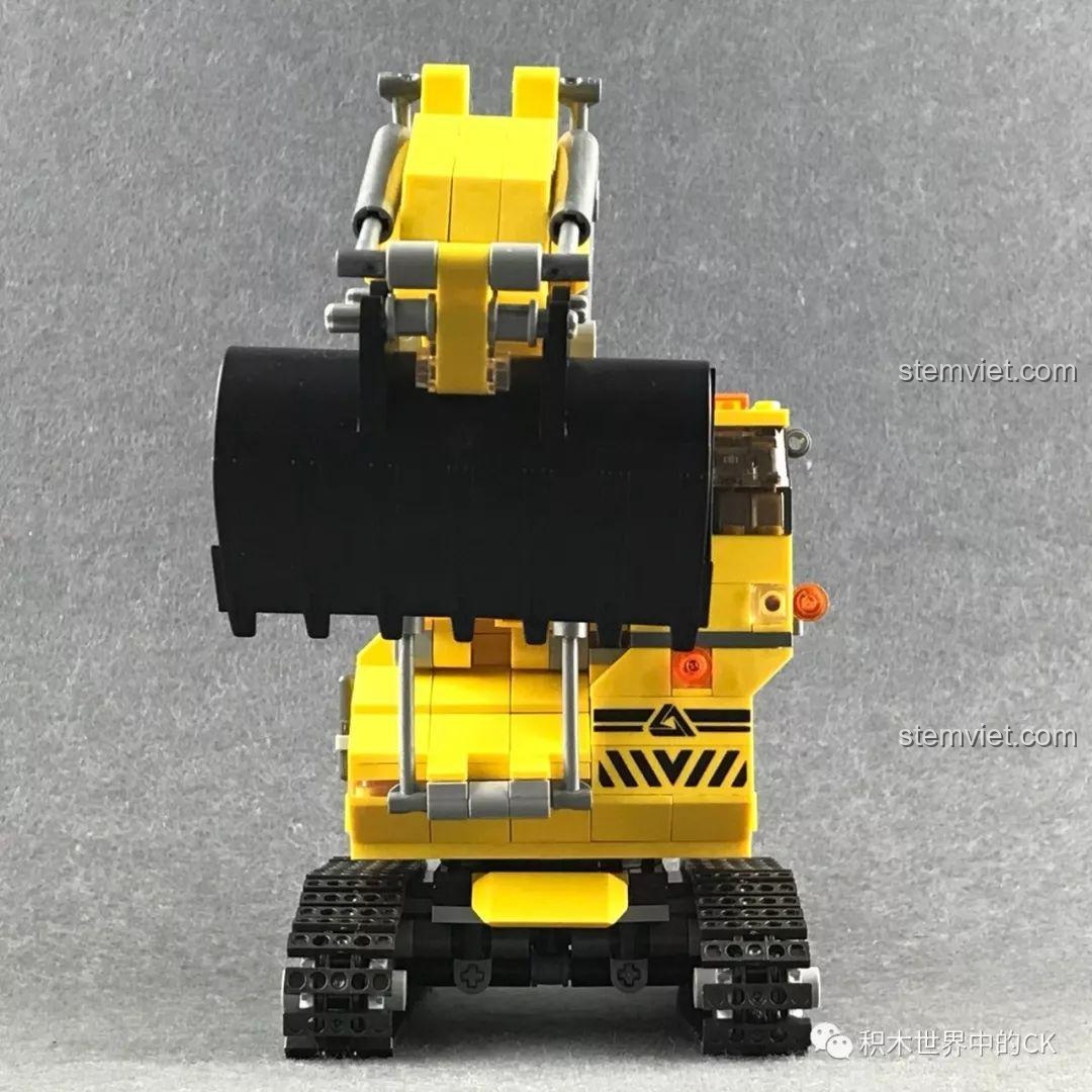 Mô hình máy xúc khổng lồ Xingbao XB-13002 nhìn từ phía trước, với gầu xúc lớn và chi tiết.