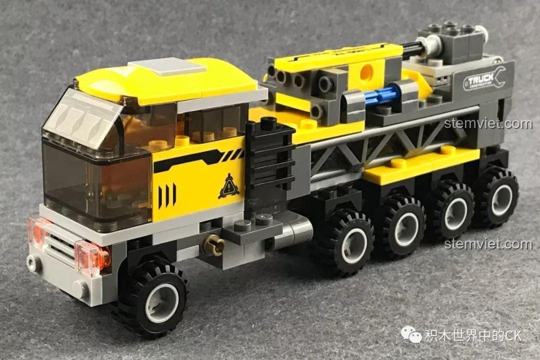 Mặt bên của Máy xúc khổng lồ Xingbao XB-13002, cho thấy chi tiết bánh xích và cabin điều khiển.