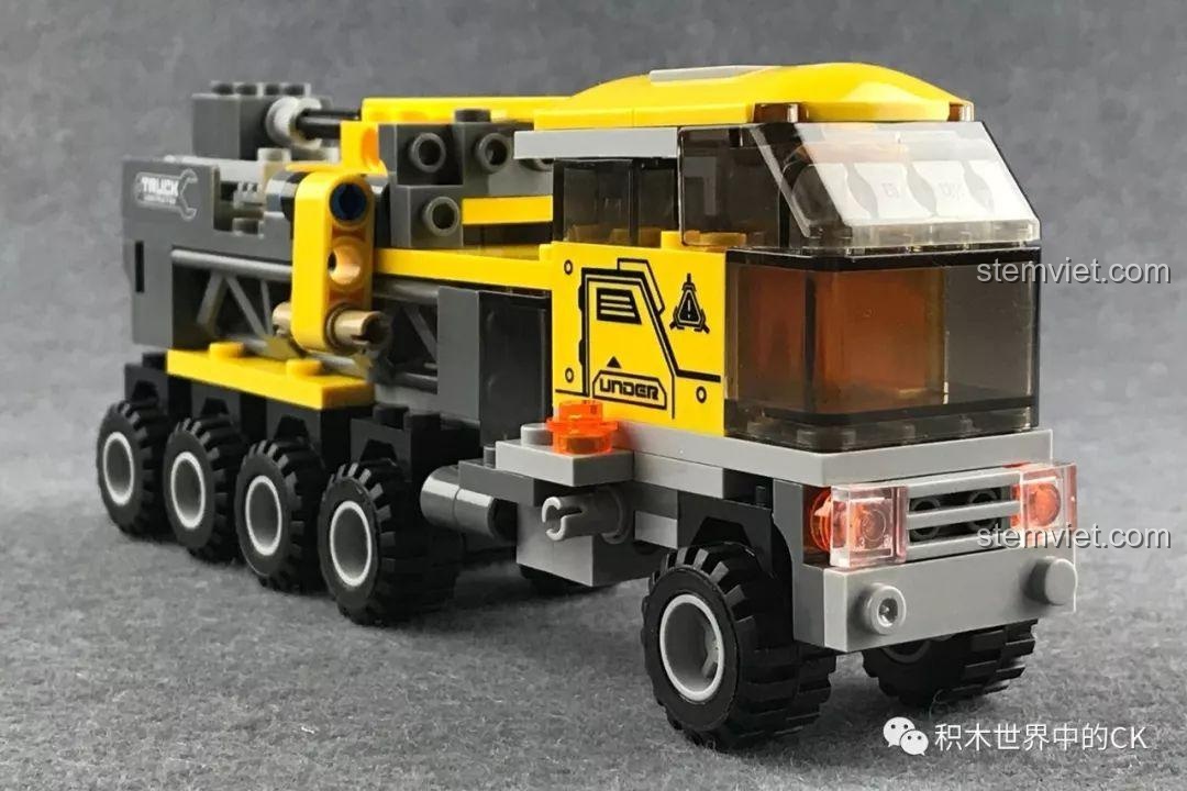 Cận cảnh gầu xúc và cánh tay của xe xúc đào trong bộ XINGBAO XB-13002.