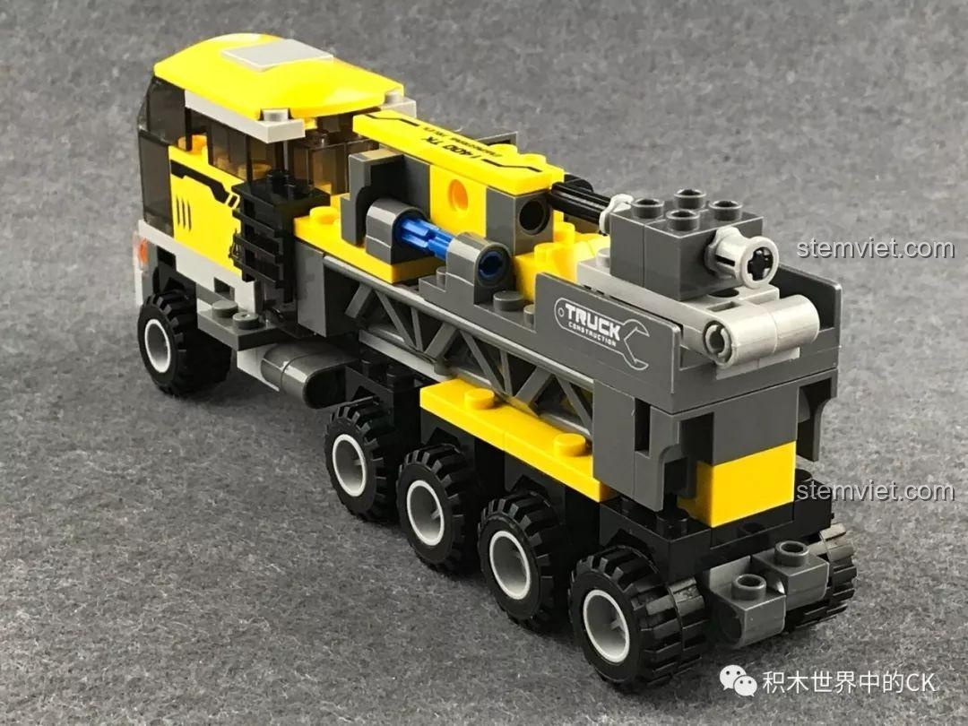 Phía sau của xe tải vận chuyển Xingbao XB-13002, với các chi tiết máy móc và trục bánh xe.