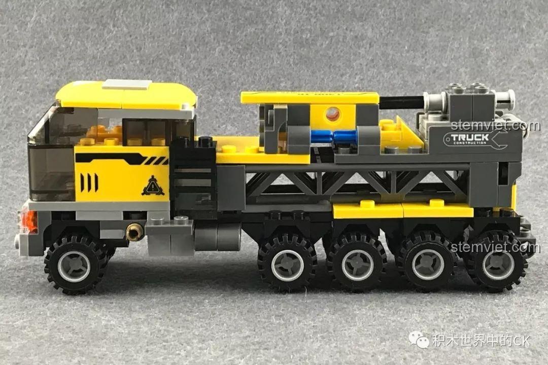 Mặt sau của Máy xúc khổng lồ Xingbao XB-13002, với các chi tiết ống xả và động cơ.