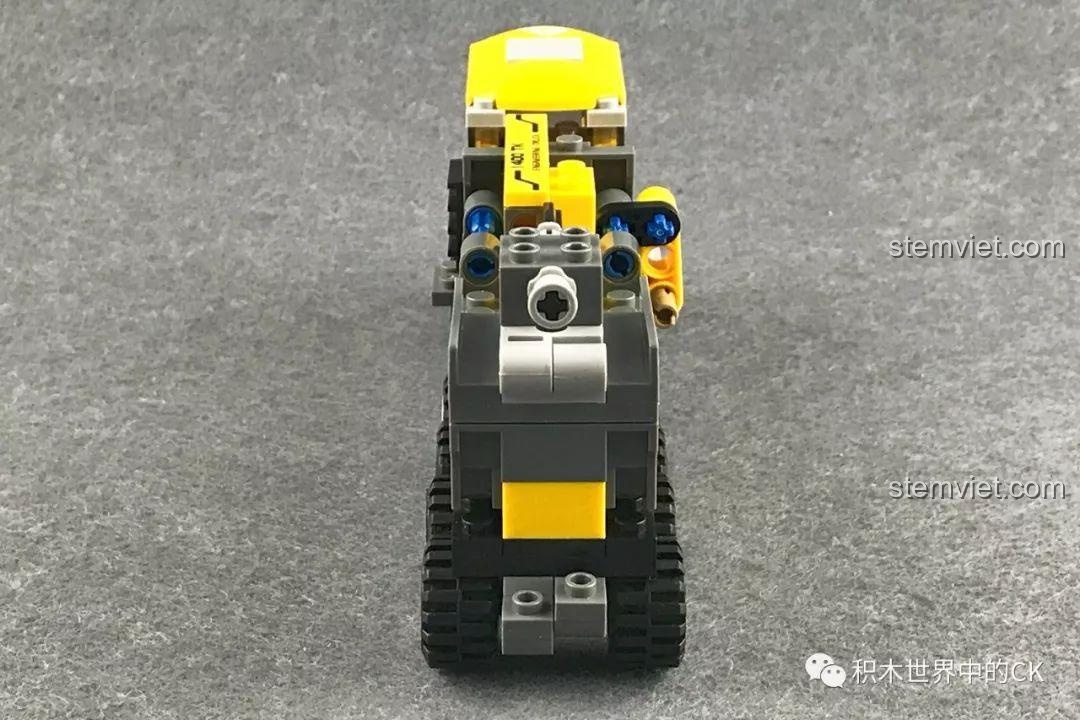 Mặt bên còn lại của Máy xúc khổng lồ Xingbao XB-13002.