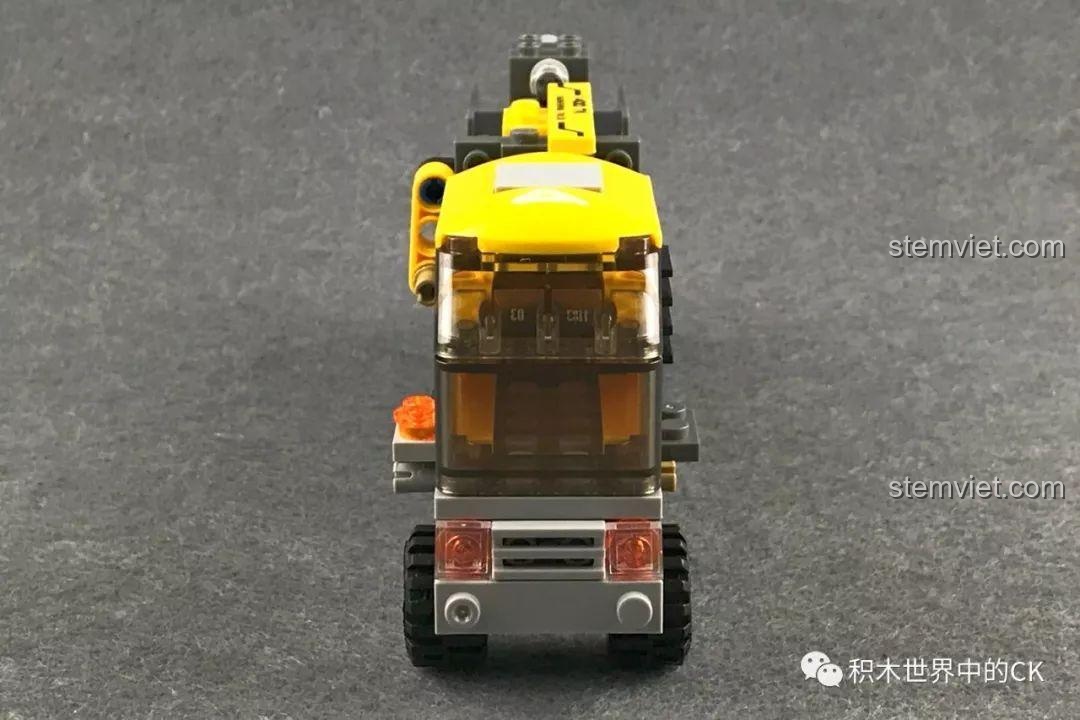 Mô hình xe tải từ bộ Xingbao XB-13002 nhìn từ bên hông, với hệ thống 8 bánh xe chắc chắn.