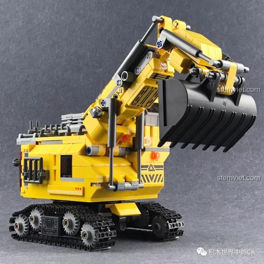 Mô hình xe xúc đào khổng lồ, sản phẩm chính của bộ lắp ráp XINGBAO XB-13002.