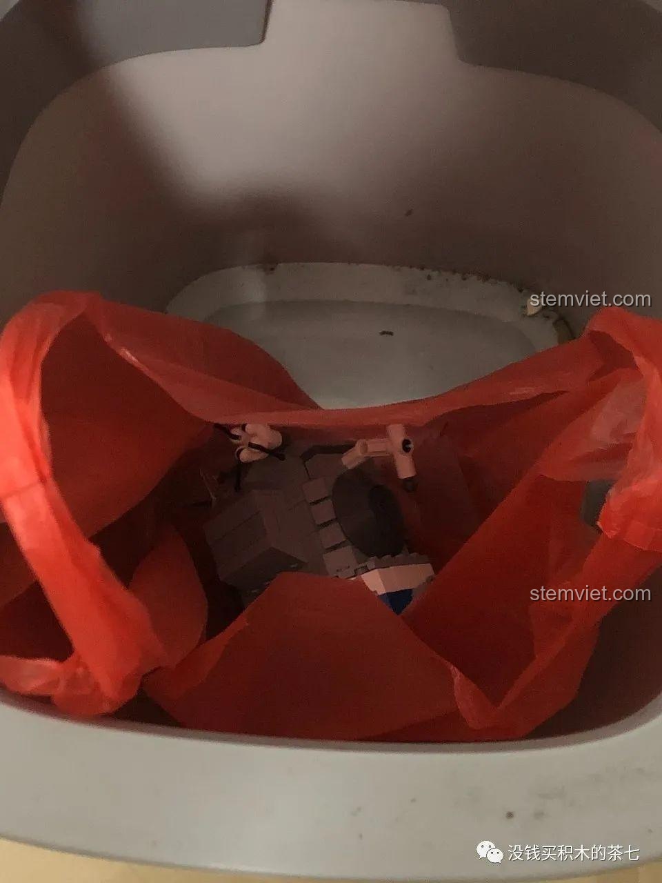 Mô hình XINGBAO XB-16001 bị vứt vào thùng rác, thể hiện sự thất vọng tổng thể về trải nghiệm.