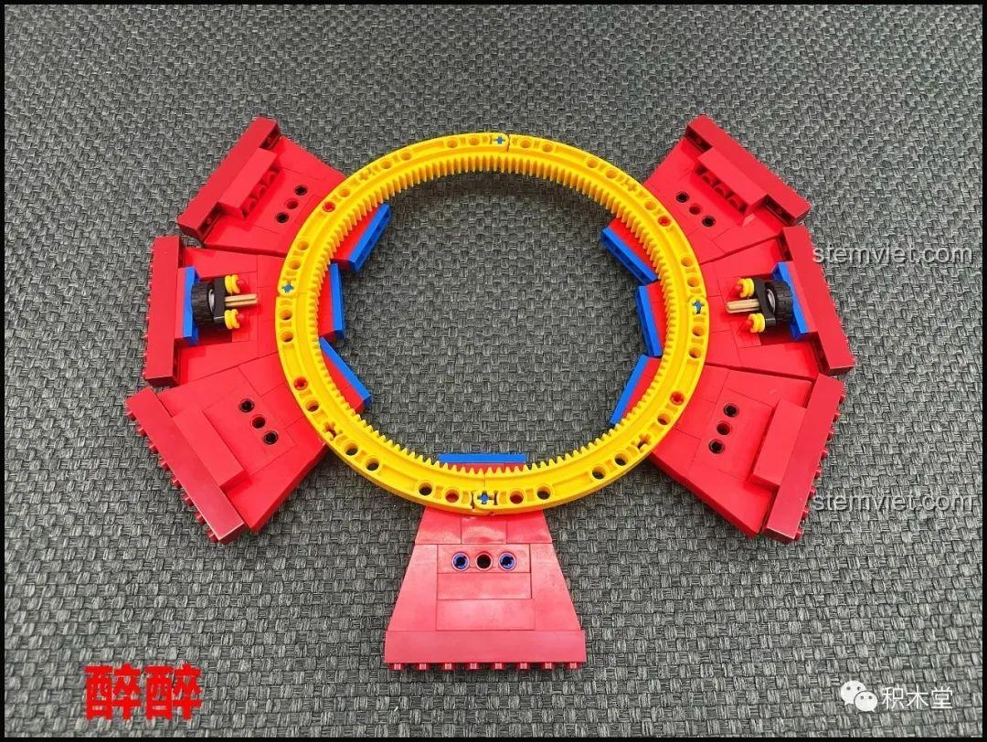 Bánh răng lớn kết hợp với các mảnh ghép màu đỏ của bộ đồ chơi XINGBAO XB-30001 Vòng Quay Ngựa Gỗ Giấc Mơ Cổ Tích Andersen, tạo nên cấu trúc vòng quay.