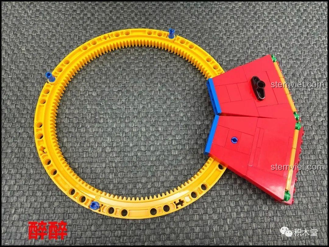 Bánh răng lớn màu vàng của bộ lắp ghép XINGBAO XB-30001 Vòng Quay Ngựa Gỗ Giấc Mơ Cổ Tích Andersen, là bộ phận quan trọng cho cơ chế xoay.