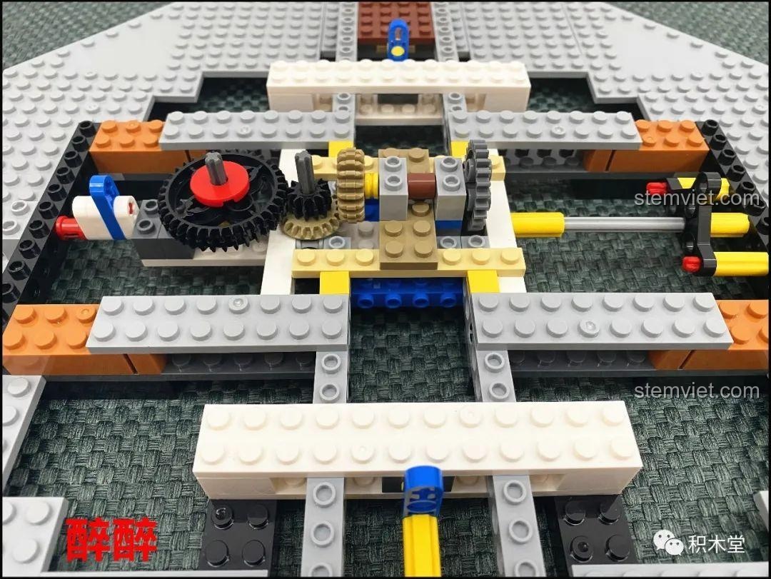 Hệ thống bánh răng phức tạp của bộ lắp ghép XINGBAO XB-30001 Vòng Quay Ngựa Gỗ Giấc Mơ Cổ Tích Andersen, đảm bảo chuyển động mượt mà của vòng quay.