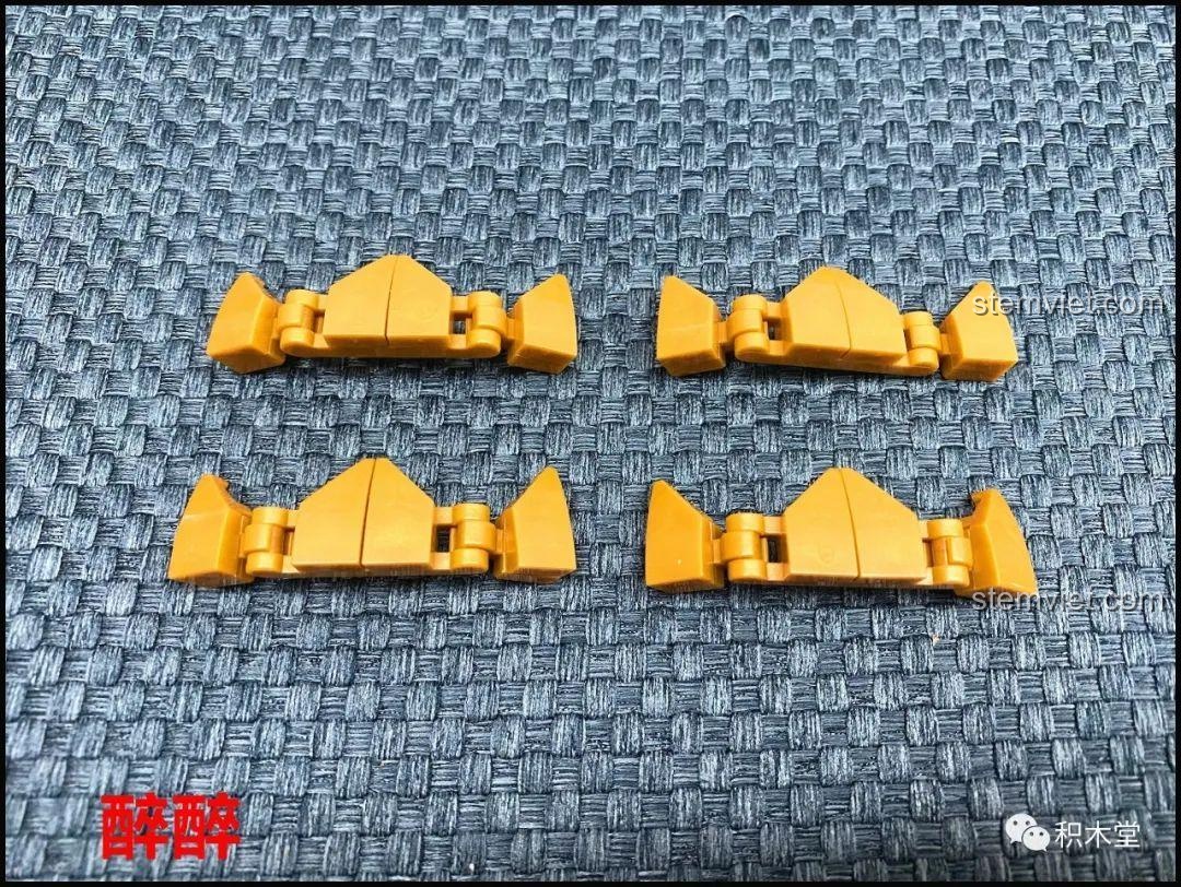 Các chi tiết trang trí màu vàng óng ánh của bộ lắp ghép XINGBAO XB-30001 Vòng Quay Ngựa Gỗ Giấc Mơ Cổ Tích Andersen, tăng thêm vẻ sang trọng và cổ tích.