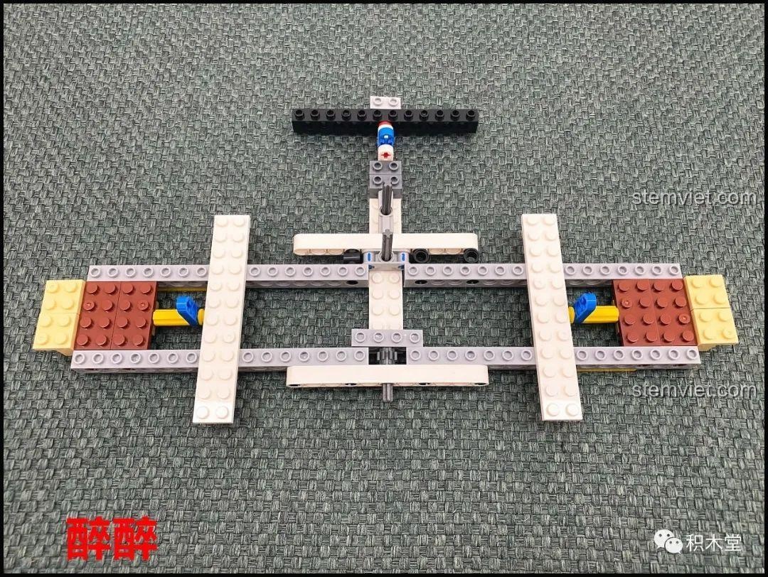 Cơ chế bên trong của bộ lắp ghép XINGBAO XB-30001 Vòng Quay Ngựa Gỗ Giấc Mơ Cổ Tích Andersen, cho thấy các bộ phận chuyển động phức tạp.