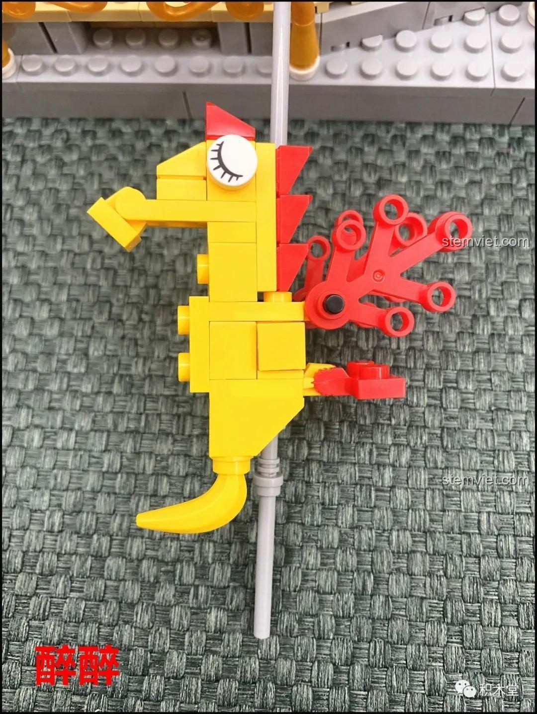 Mô hình con vật màu cam (hươu) của bộ đồ chơi XINGBAO XB-30001 Vòng Quay Ngựa Gỗ Giấc Mơ Cổ Tích Andersen, với sừng trắng tinh xảo, sẵn sàng cho vòng quay.