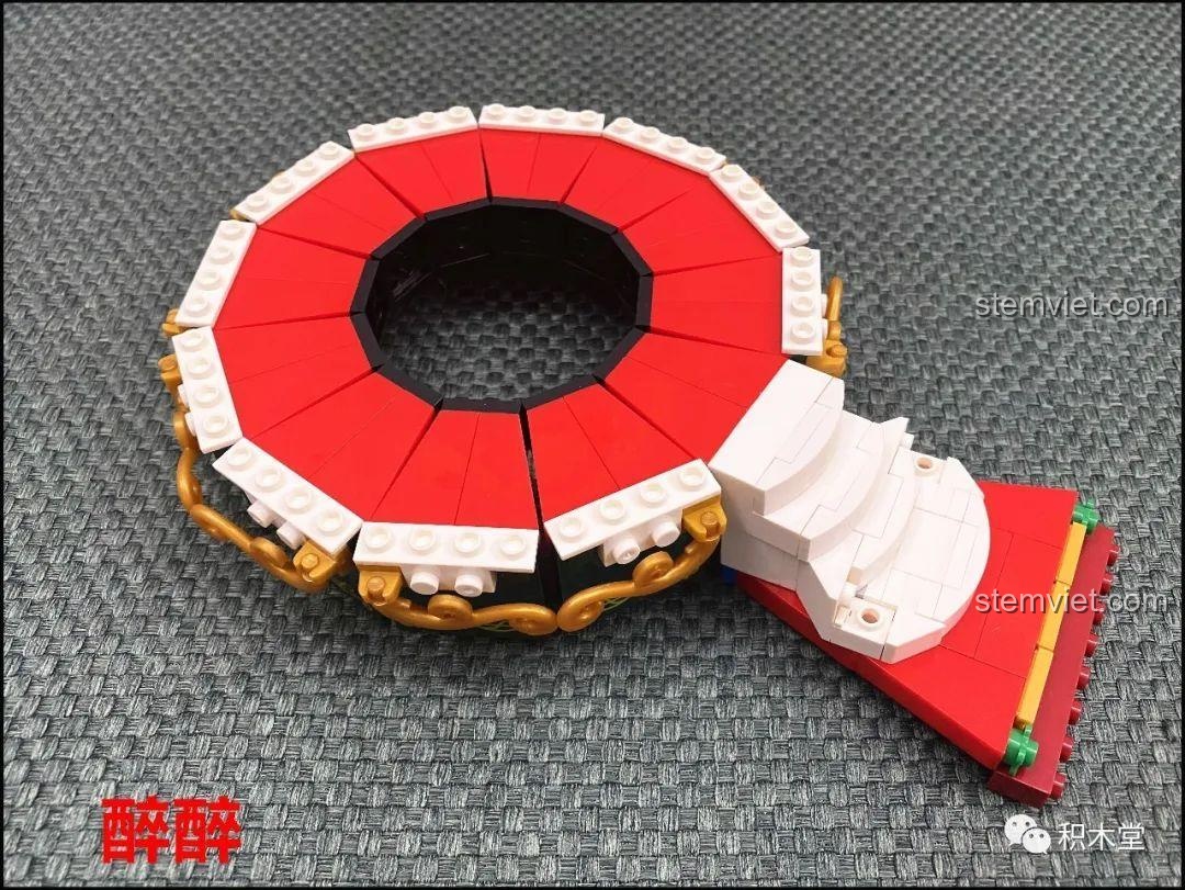 Phần đế màu đỏ với cầu thang trắng của Vòng Quay Ngựa Gỗ Giấc Mơ Cổ Tích Andersen XINGBAO XB-30001, mang lại vẻ đẹp cổ điển và tinh tế.