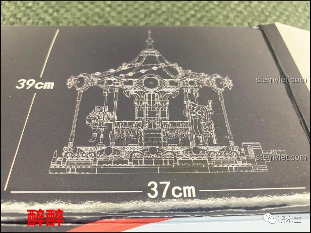 Ảnh thể hiện kích thước mô hình Vòng Quay Ngựa Gỗ Giấc Mơ Cổ Tích Andersen XINGBAO XB-30001: dài 37cm, cao 39cm, giúp người mua hình dung rõ hơn về sản phẩm.