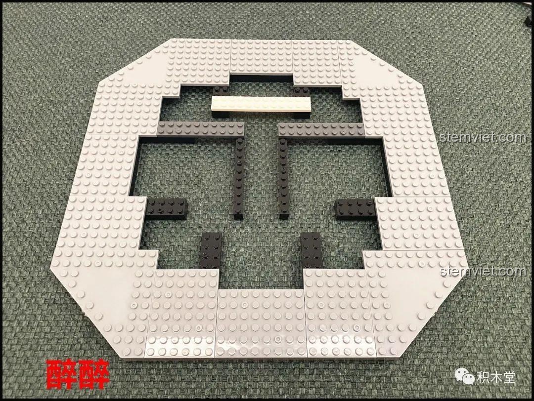 Quá trình lắp ráp phần nền của Vòng Quay Ngựa Gỗ Giấc Mơ Cổ Tích Andersen XINGBAO XB-30001, thể hiện cấu trúc vững chắc của mô hình.