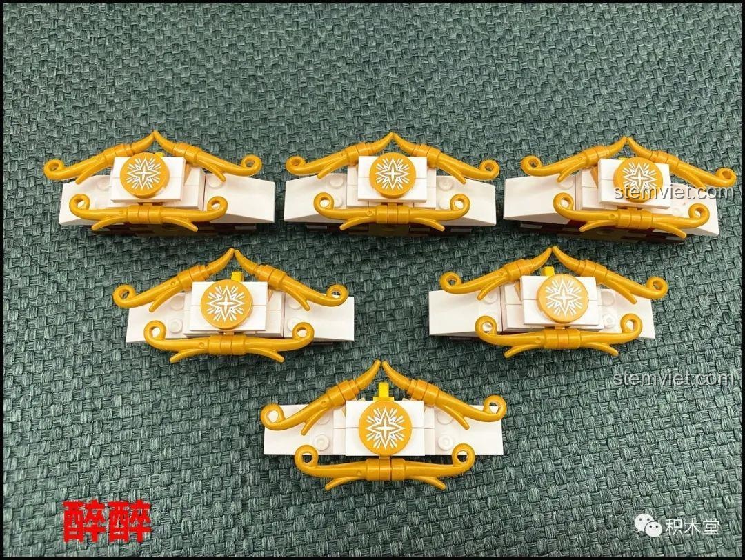 Phần mái của bộ lắp ghép XINGBAO XB-30001 Vòng Quay Ngựa Gỗ Giấc Mơ Cổ Tích Andersen với trụ đỡ trung tâm, tạo hình dáng mái vòm đặc trưng.