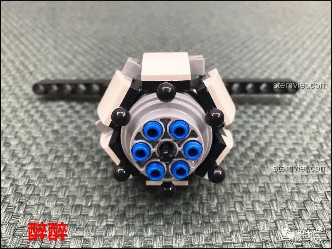 Các chi tiết trang trí mái màu vàng của bộ lắp ghép XINGBAO XB-30001 Vòng Quay Ngựa Gỗ Giấc Mơ Cổ Tích Andersen, với hoa văn tinh xảo, hoàn thiện phần mái.