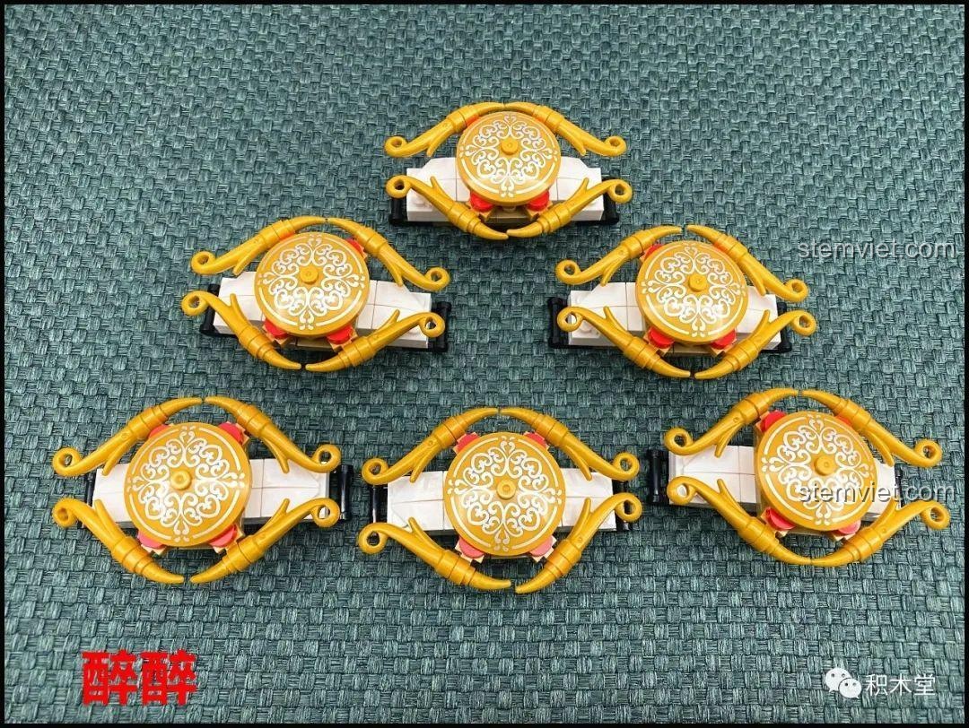 Các chi tiết trang trí mái màu vàng của bộ đồ chơi XINGBAO XB-30001 Vòng Quay Ngựa Gỗ Giấc Mơ Cổ Tích Andersen, làm nổi bật vẻ đẹp lộng lẫy.