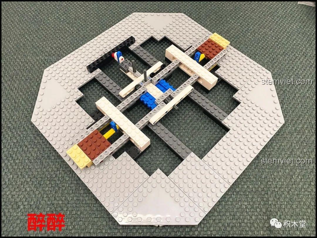 Phần nền đã lắp ráp với cơ chế chuyển động của Vòng Quay Ngựa Gỗ Giấc Mơ Cổ Tích Andersen XINGBAO XB-30001, chuẩn bị cho các tầng tiếp theo.