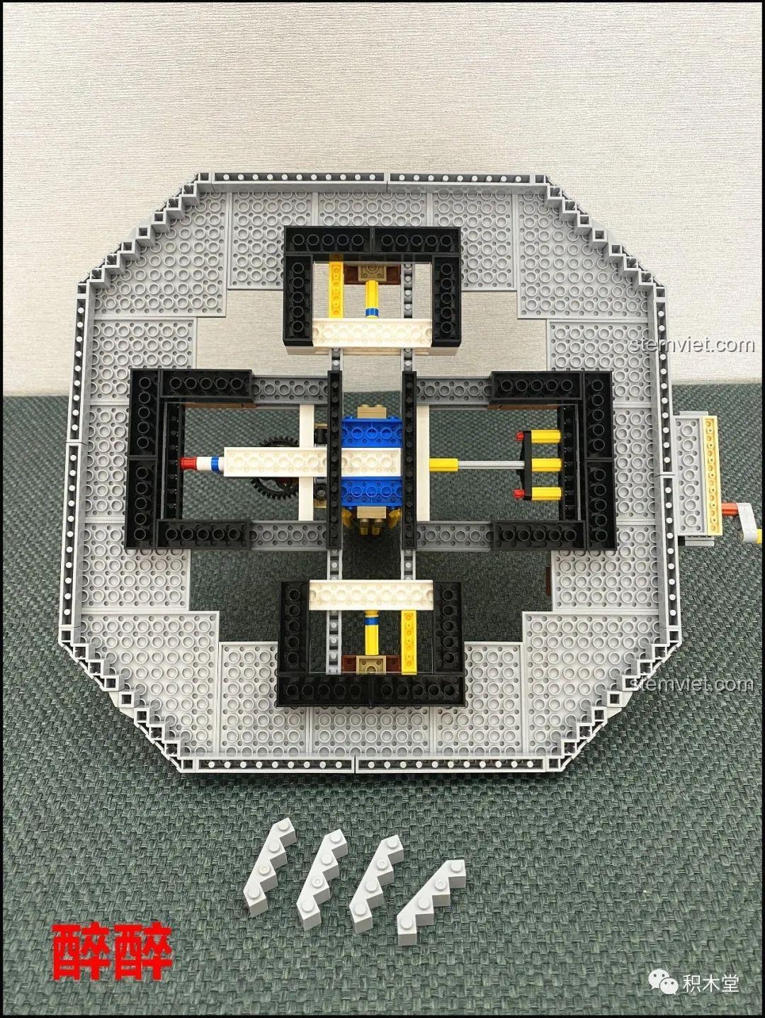 Góc nhìn từ trên xuống của phần nền bộ lắp ghép XINGBAO XB-30001 Vòng Quay Ngựa Gỗ Giấc Mơ Cổ Tích Andersen, thể hiện sự đối xứng và chi tiết.