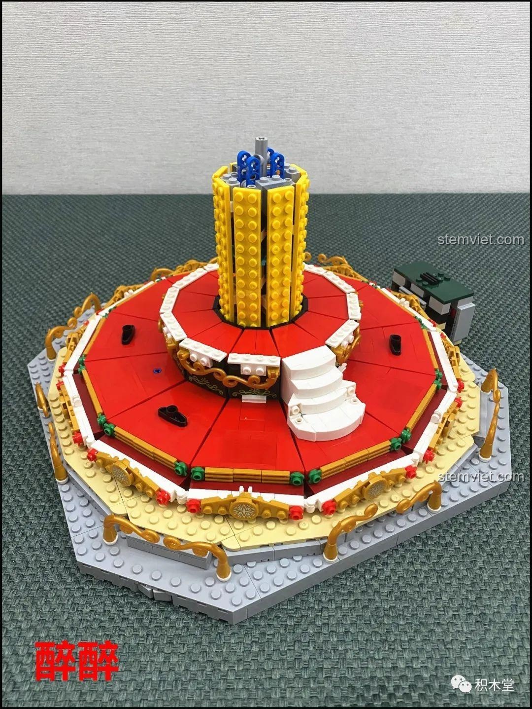 Mô hình Vòng Quay Ngựa Gỗ Giấc Mơ Cổ Tích Andersen XINGBAO XB-30001 với phần nền, trụ trung tâm và sàn màu đỏ đã hoàn thiện, nổi bật với các chi tiết vàng.