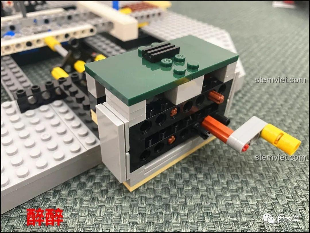 Chi tiết tay quay của bộ đồ chơi XINGBAO XB-30001 Vòng Quay Ngựa Gỗ Giấc Mơ Cổ Tích Andersen, cho phép mô hình xoay và các con vật chuyển động.