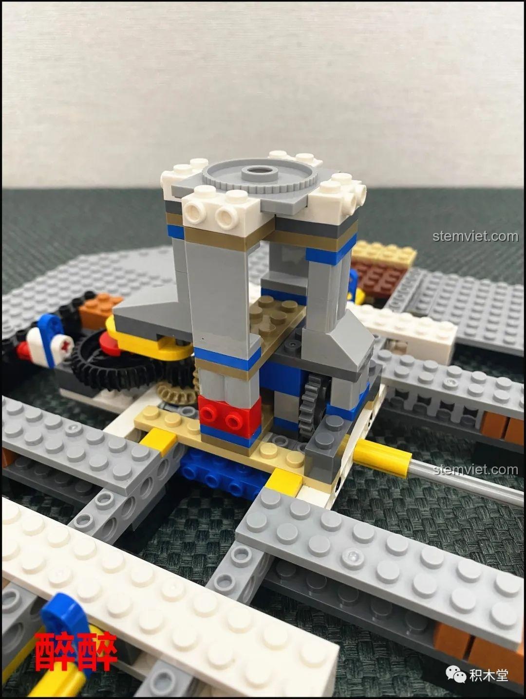 Phần đế trụ trung tâm của Vòng Quay Ngựa Gỗ Giấc Mơ Cổ Tích Andersen XINGBAO XB-30001, là nền tảng cho cấu trúc chính của mô hình.