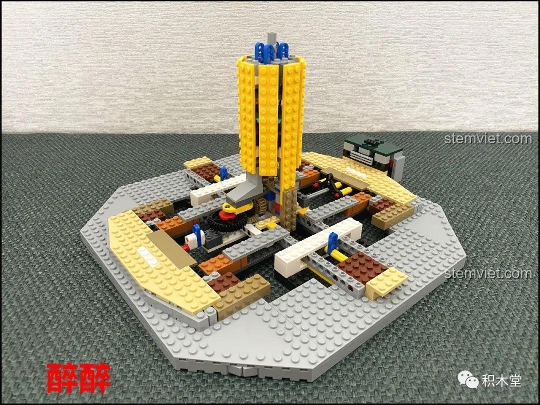 Trụ giữa của bộ lắp ghép XINGBAO XB-30001 Vòng Quay Ngựa Gỗ Giấc Mơ Cổ Tích Andersen, với các chi tiết màu vàng nổi bật, tạo điểm nhấn cho mô hình.