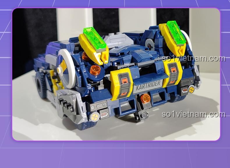 Ảnh chụp thực tế mặt sau của mô hình xe KartRider Xingbao 66001, thể hiện các chi tiết động cơ và ống xả.