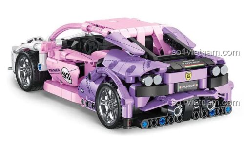 Mặt sau của siêu xe Ferrari F82 lắp ráp từ bộ đồ chơi Xingleshi FF10013, 652 chi tiết, phù hợp cho bé trai 6 tuổi