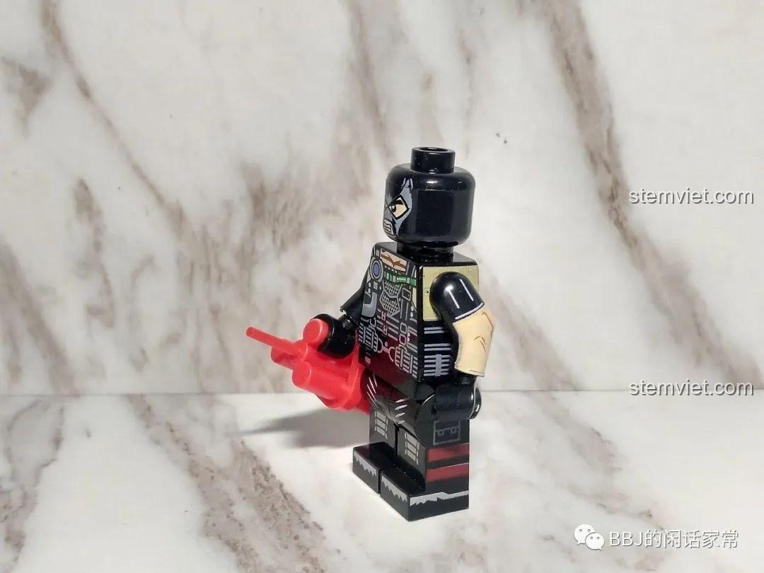 Minifigure Bane 1017 nhìn từ bên cạnh, thể hiện chi tiết in trên tay. Nhân vật lắp ráp Bane của XINH.