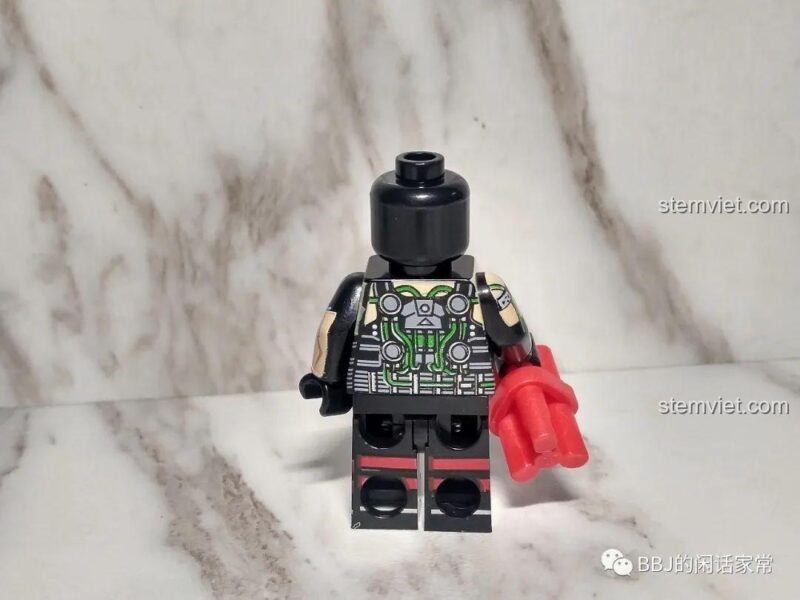 Mặt sau của minifigure Bane XINH 1017 với bộ truyền Venom. Đồ chơi mô hình Kẻ thù của Batman - Bane.
