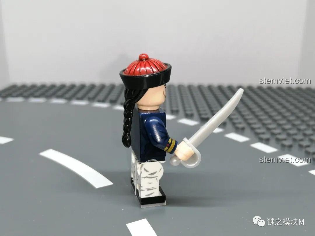 Góc nghiêng của Minifigure Bắc Dương Thủy Sư, thể hiện chi tiết vũ khí và trang phục. Bộ Minifigure Quan Lính Triều Thanh XINH 1848.