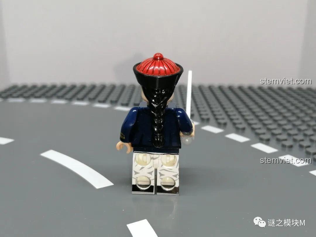 Mặt sau của Minifigure Bắc Dương Thủy Sư, với chi tiết in ấn trên trang phục. Đồ chơi lắp ráp nhân vật lịch sử.