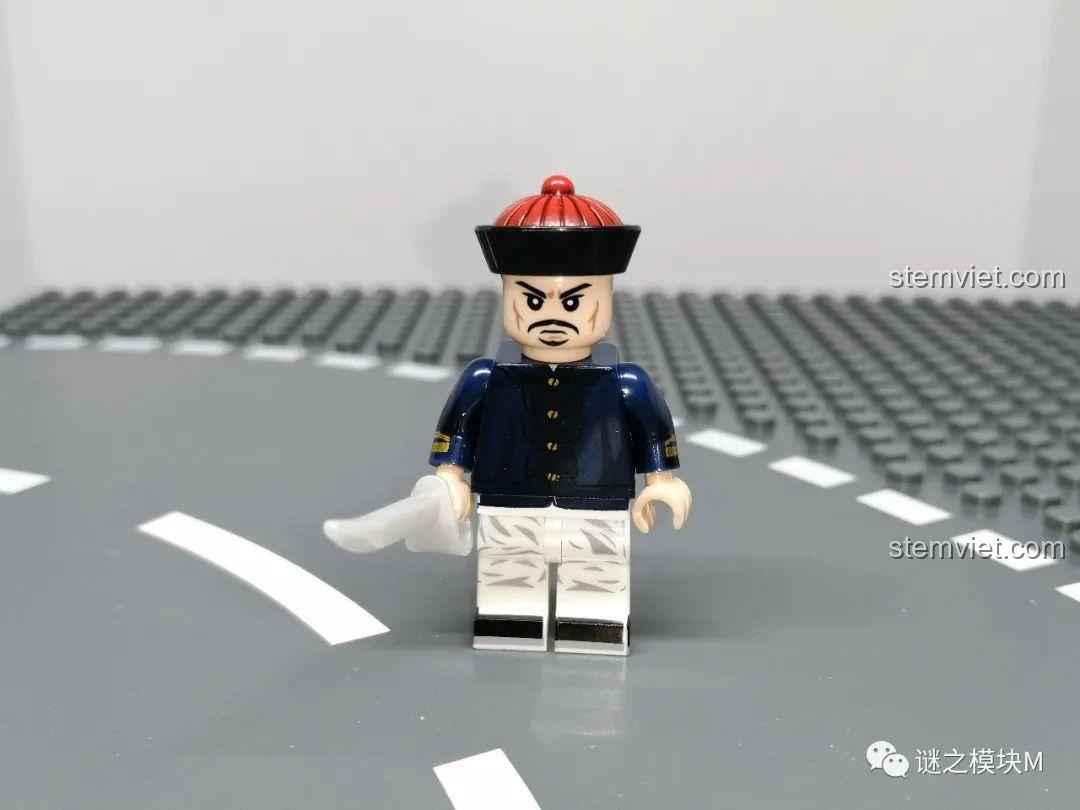 Minifigure Bắc Dương Thủy Sư trong Bộ Minifigure Quan Lính Triều Thanh XINH 1848, với trang phục xanh và thương. Đồ chơi mô hình lịch sử.