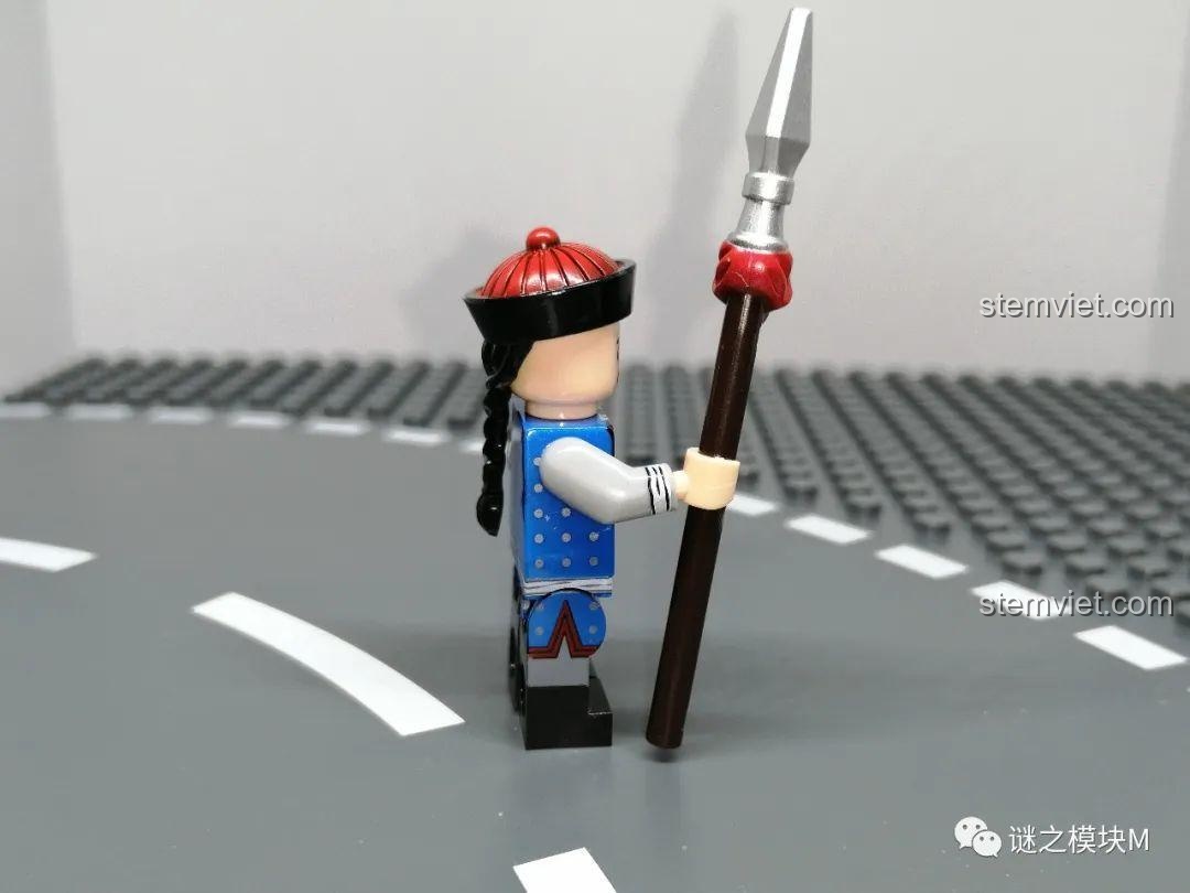 Góc nghiêng của Minifigure Bát Kỳ Binh, thể hiện chi tiết vũ khí và trang phục. Bộ Minifigure Quan Lính Triều Thanh XINH 1848.