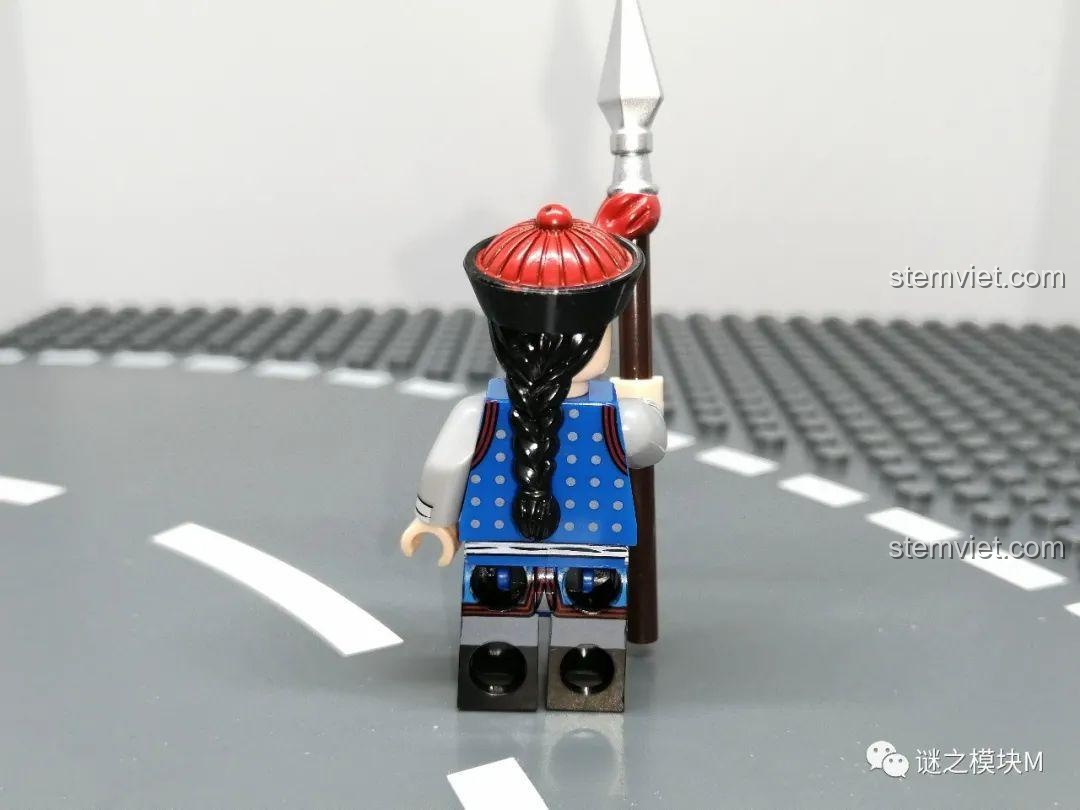 Mặt sau của Minifigure Bát Kỳ Binh, với chi tiết in ấn trên trang phục. Đồ chơi lắp ráp nhân vật lịch sử.