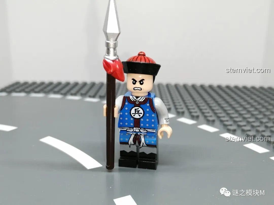 Minifigure Bát Kỳ Binh trong Bộ Minifigure Quan Lính Triều Thanh XINH 1848, với trang phục xám đỏ và thương. Đồ chơi mô hình lịch sử.