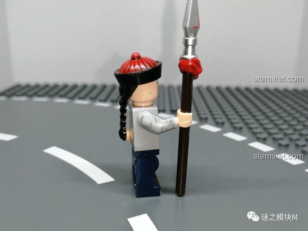 Góc nghiêng của Minifigure Dũng Doanh Binh, thể hiện chi tiết vũ khí và trang phục. Bộ Minifigure Quan Lính Triều Thanh XINH 1848.