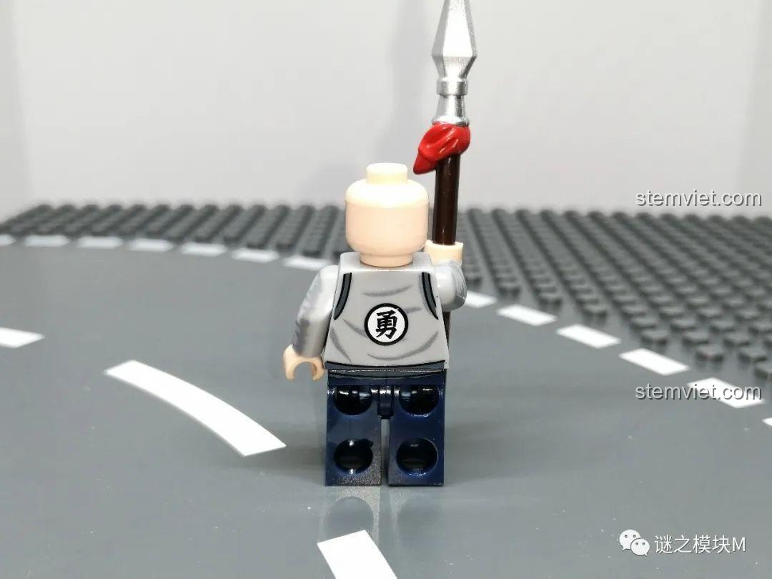 Mặt sau của Minifigure Dũng Doanh Binh, với chi tiết in ấn trên trang phục. Đồ chơi lắp ráp nhân vật lịch sử.