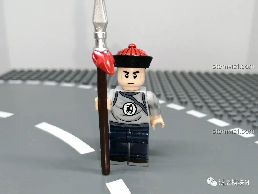 Minifigure Dũng Doanh Binh trong Bộ Minifigure Quan Lính Triều Thanh XINH 1848, với trang phục xám và thương. Đồ chơi mô hình lịch sử.