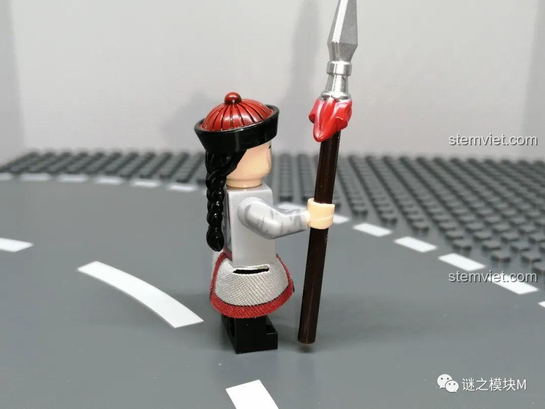 Góc nghiêng của Minifigure Lục Kỳ Binh, thể hiện chi tiết vũ khí và trang phục. Bộ Minifigure Quan Lính Triều Thanh XINH 1848.